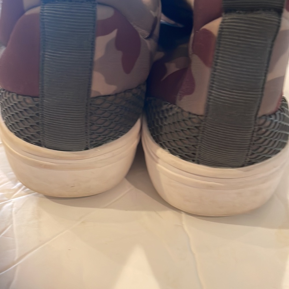 - Steve Madden Camouflaged Amy green Lancer athleisure Sneakers in size 7.5 - Picture 4 of 6